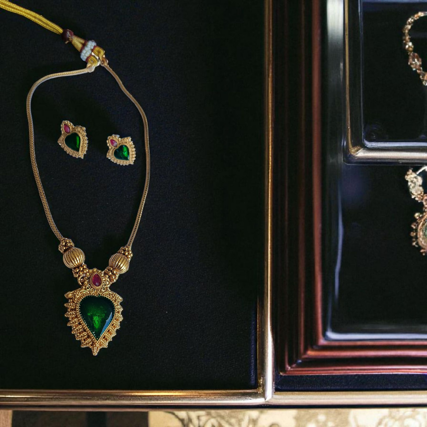 GREEN ANTIQUE PENDENT SET