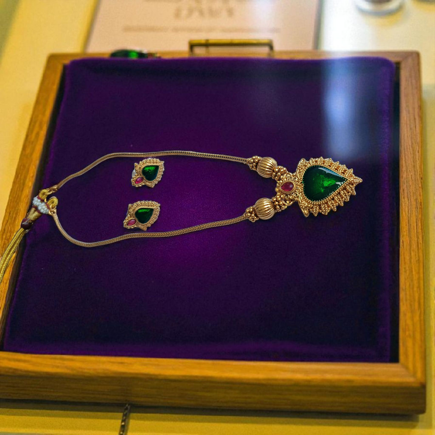 GREEN ANTIQUE PENDENT SET