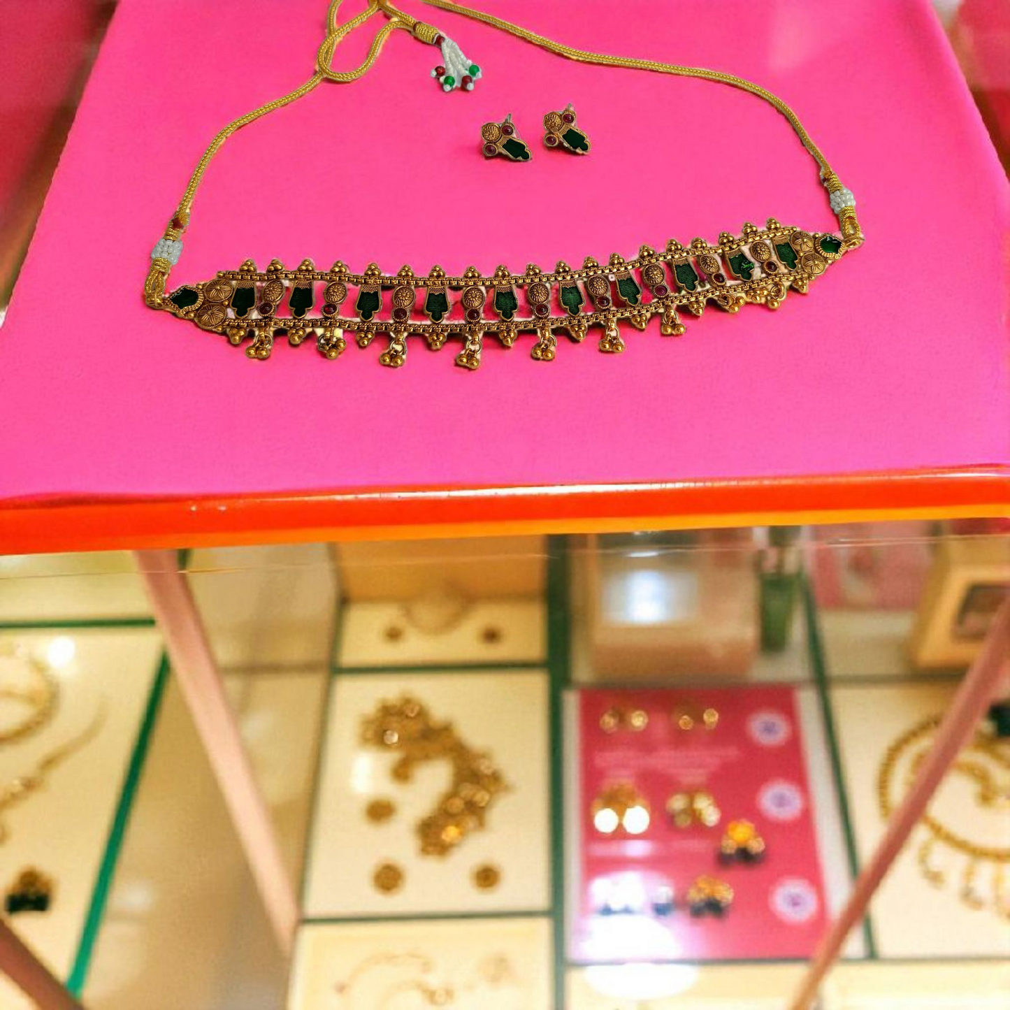 GREEN ANTIQUE CHOCKER SET