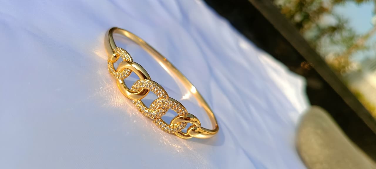 18k Gold Solitaire chin Bracelet