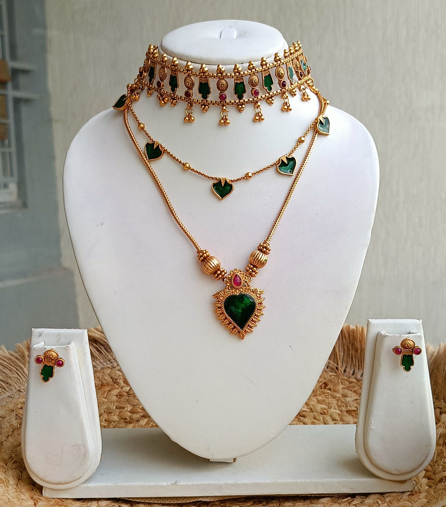 GREEN ANTIQUE JEWELLERY SET