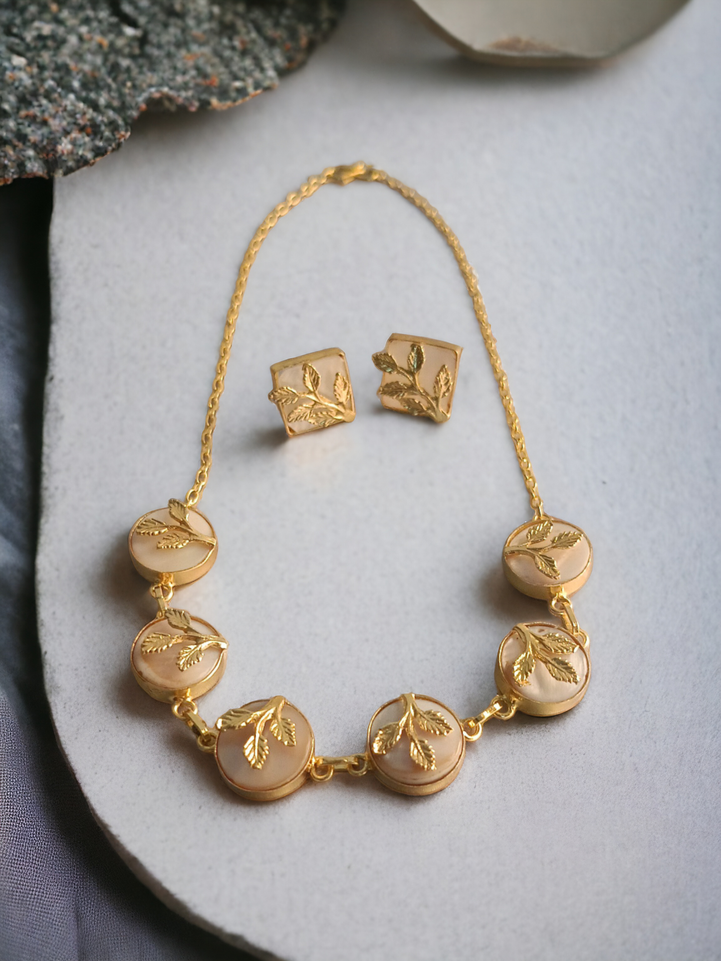 Mop Leafy Choker Necklace