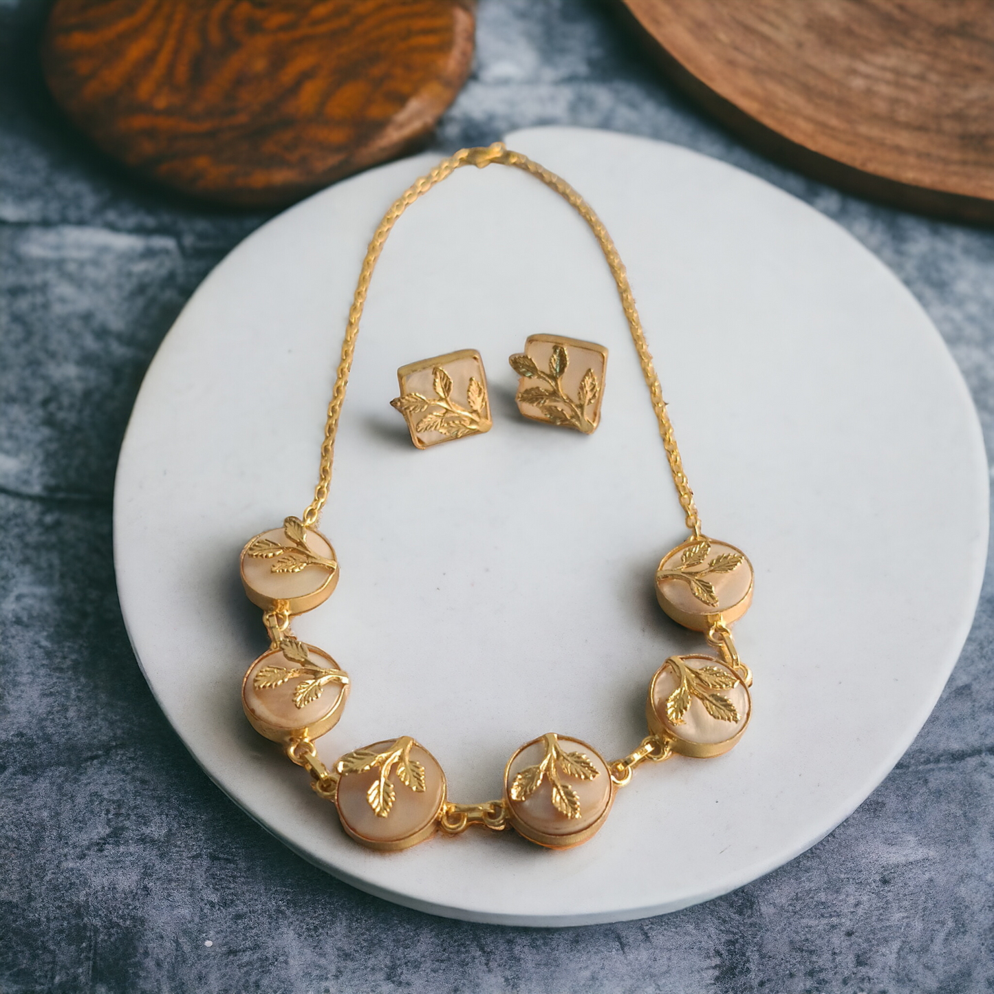 Mop Leafy Choker Necklace
