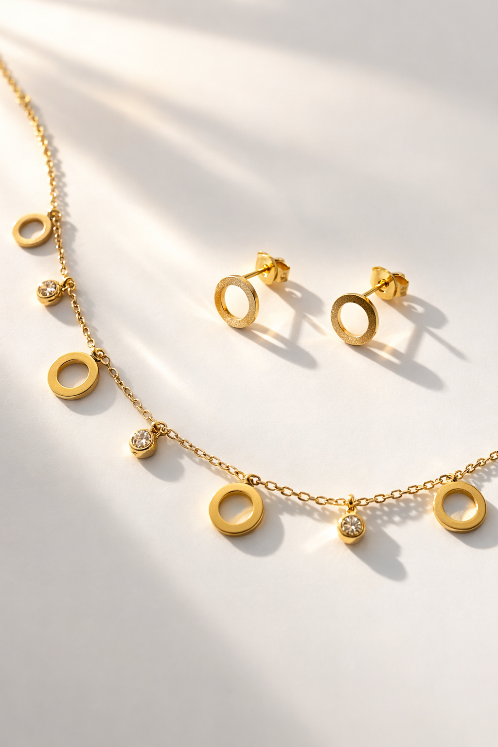 Anti-tarnish circle charm necklace